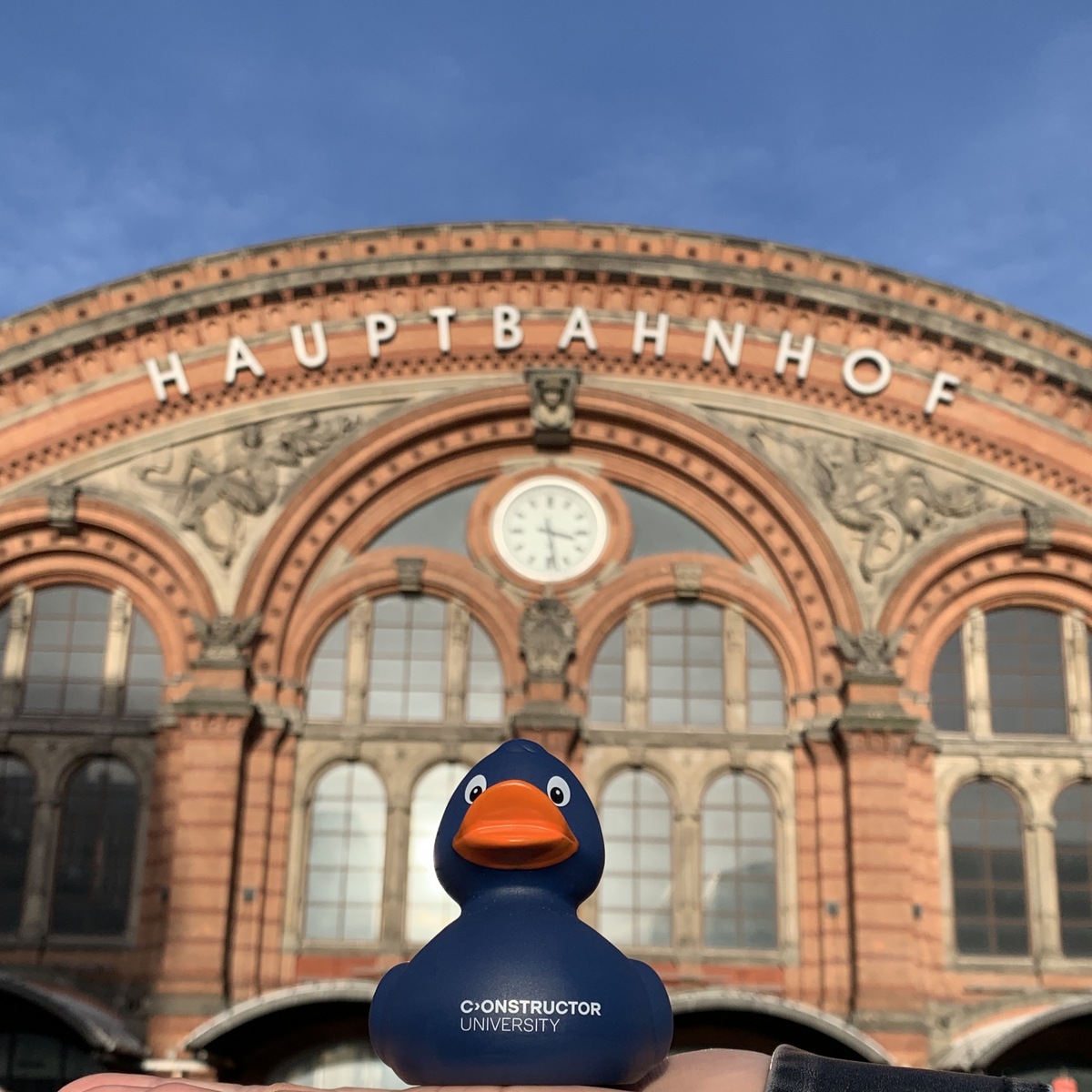 Duck Joana in front of the Bremen Hauptbahnhof