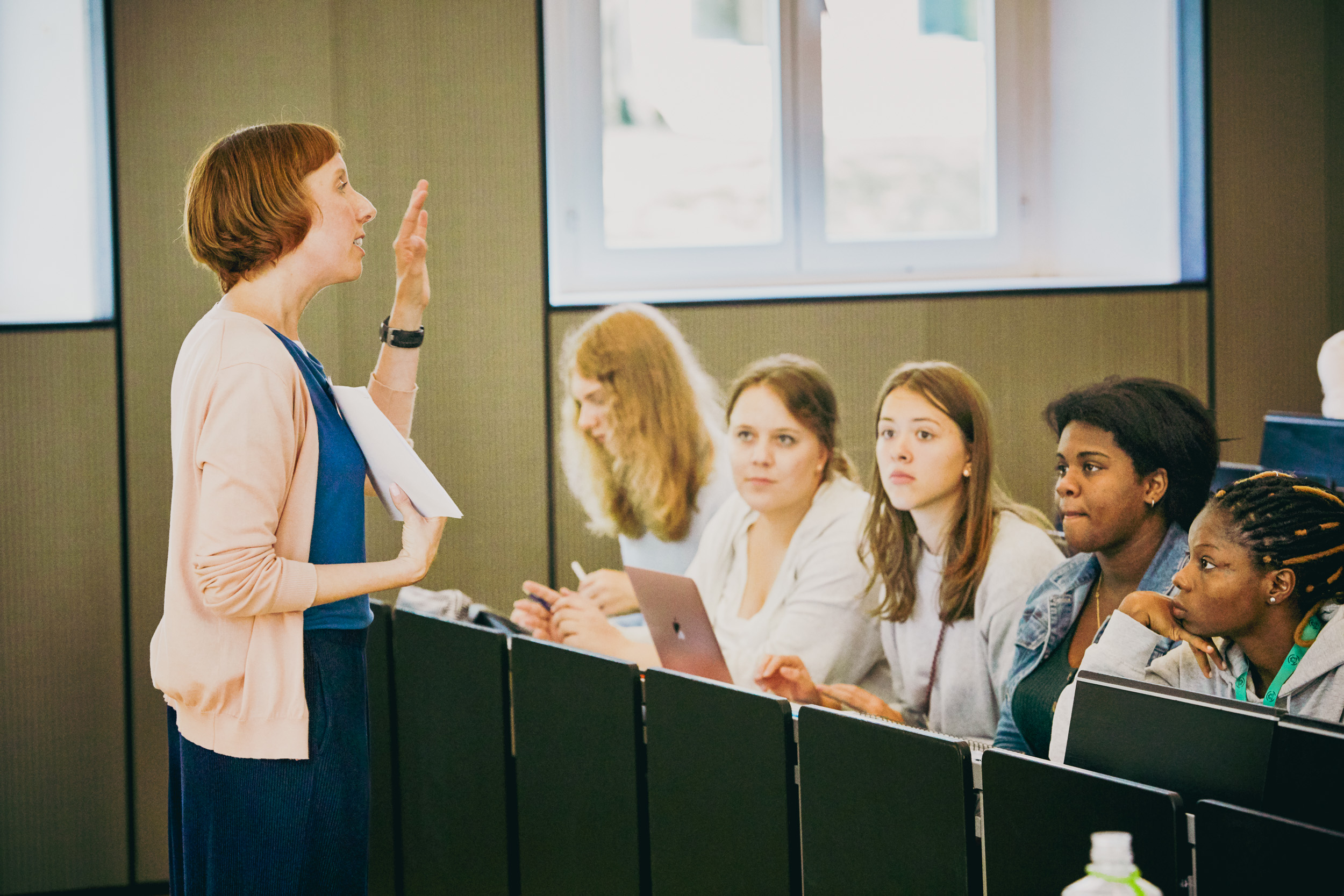 Professor in front of a group of students at Constructor University