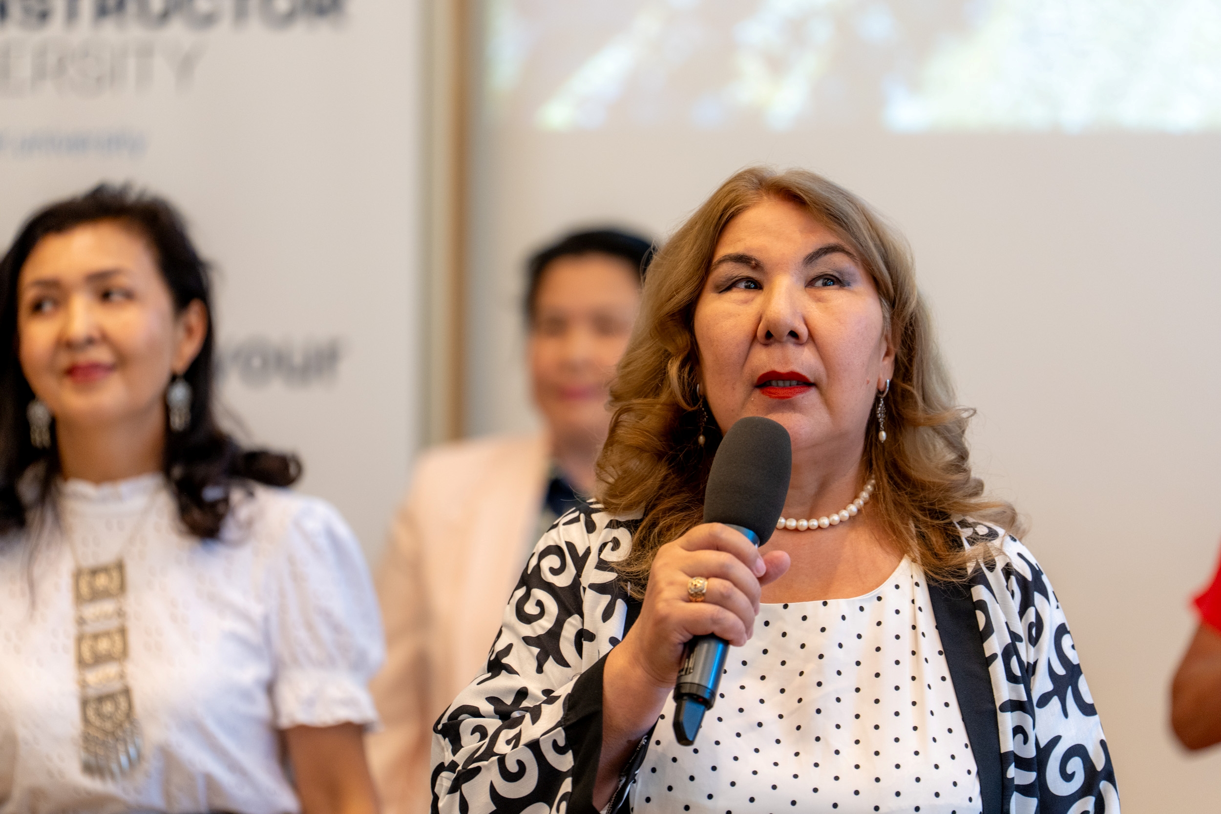 During the ceremony, Bolashak graduate Kalampyr Zhumagulova performed the traditional Kazakh song "Jelsiz Tünde Jarıq Ay" by renowned poet, philosopher, and cultural icon Abai Qunanbaiuly (1845–1904).