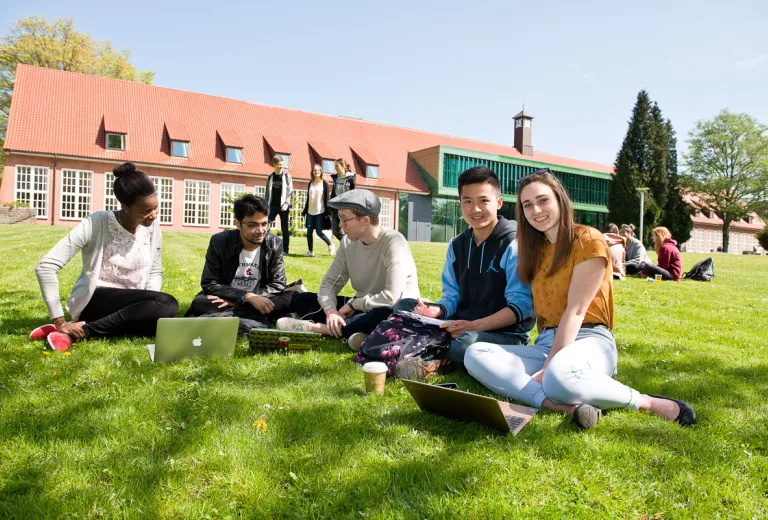 Students in front of the IRC building at Constructor University