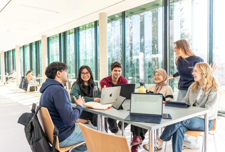 Students working in the IRC of Constructor University