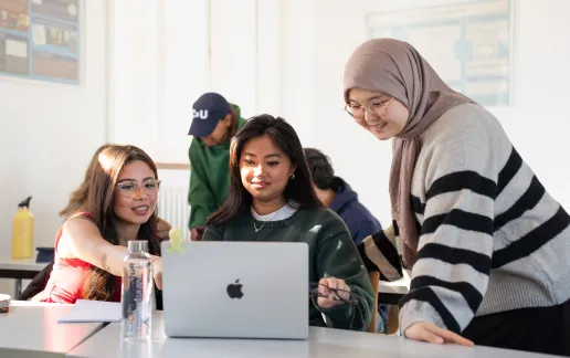 Students learning together at Constructor University