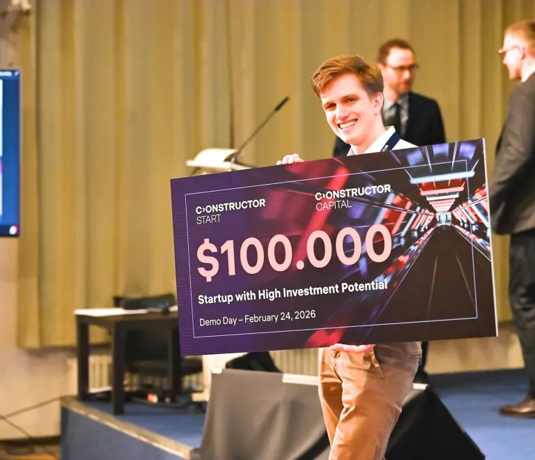 Qendra Winner with the Prize at Demo Day – Feb 2026