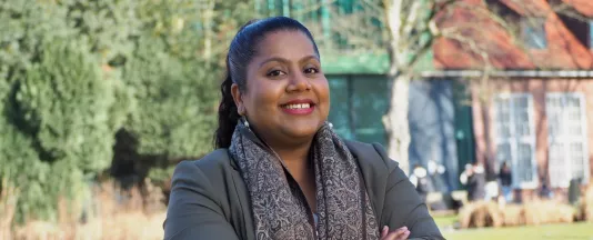 Als Resident Mentor an der Constructor University ist Dr. Adilah Ponnurangam Managerin, Erzieherin, Unterstützerin, Beraterin und selbstbewusste Autoritätsperson zugleich. (Quelle: Constructor University)