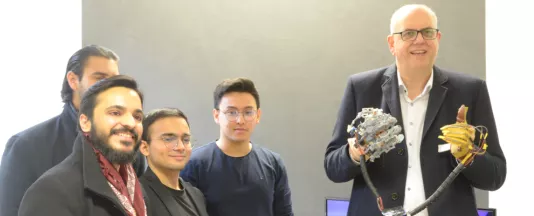 Bürgermeister Bovenschulte experimentiert mit dem Start-up-Projekt "Exoheal" der Studierenen Ali Alam, Saleem Zafar, Zain A. Samdani und Rami Udash. (Quelle: Constructor University) 