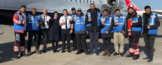 Die Constructor group finanzierte und organisierte einen Firmenflug mit Ärzten und Hilfsgütern, um eine medizinische Erstversorgungsstation in Antakya, Türkei, einzurichten. Die Ärzte und das Material an Bord wurden von Humanity First Deutschland organisiert (Quelle: Constructor group). 