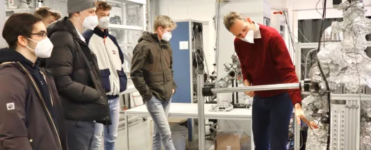 MINTernational: Zwei Studierende vom Massachusetts Institute of Technology, USA, unterrichten naturwissenschaftlich interessierte Schüler:innen aus der Region Bremen auf dem Campus der Constructor University in Bremen-Nord. (Quelle: Constructor University) 