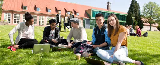 Students in front of the IRC building at Constructor University