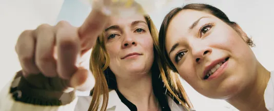Two female students in a lab at Constructor University