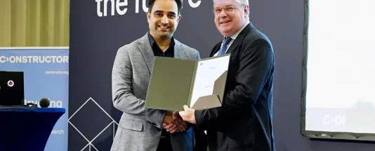 Ehsan Olyaei Torshizi receiving the 2025 DAAD Award from Constructor University Interim Provost Dr. Werner Nau.