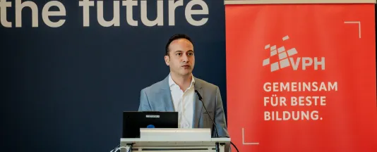 Turgut Tülü, Kanzler der Constructor University, stellte auf der Jahrestagung des Verbands der Privaten Hochschulen (VPH) ein neues Promotionsstipendium vor.