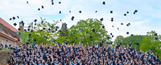 Die Class of 2026 feiert ihren Abschluss mit dem traditionellen Hütewurf.