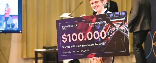 Qendra Winner with the Prize at Demo Day – Feb 2026