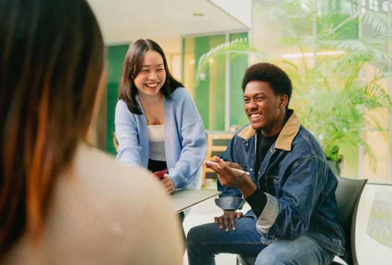 Two students in the IRC at Constructor University