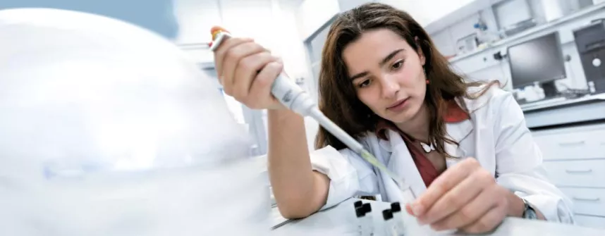 Das Chemie-Studium an der Constructor University zeichnet sich insbesondere durch die multidisziplinäre Ausrichtung und die intensive praktische Laborausbildung aus. (Quelle: Constructor University) 