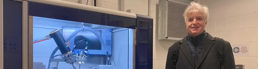 Dr. Ulrich Kortz, Professor für Chemie an der Constructor University, hat erfolgreich DFG-Förderung für einen neuen Einkristall-Röntgendiffraktometer eingeworben und feierte dessen Inbetriebnahme mit seinem Team, Kolleg:innen und Gästen auf dem Campus. (Quelle: Constructor University) 