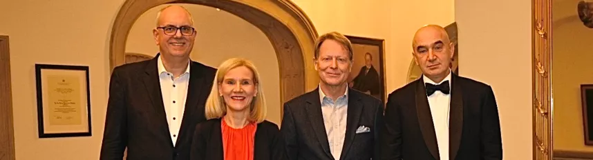 Andreas Bovenschulte, Bürgermeister der Freien Hansestadt Bremen, Jutta Günther, Rektorin der Universität Bremen, Peter Hoedemaker, Vorstandsvorsitzender der "unifreunde", und Dr. Serg Bell, Aufsichtsratsvorsitzender der Constructor University beim Neujahrsempfang der "unifreunde" im Bremer Rathaus. (Quelle: Kerstin Rolfes, Universität Bremen) 