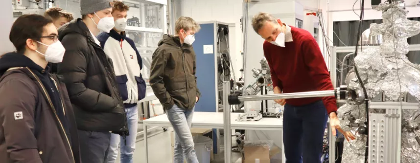 MINTernational: Zwei Studierende vom Massachusetts Institute of Technology, USA, unterrichten naturwissenschaftlich interessierte Schüler:innen aus der Region Bremen auf dem Campus der Constructor University in Bremen-Nord. (Quelle: Constructor University) 