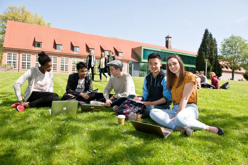 Students in front of the IRC building at Constructor University