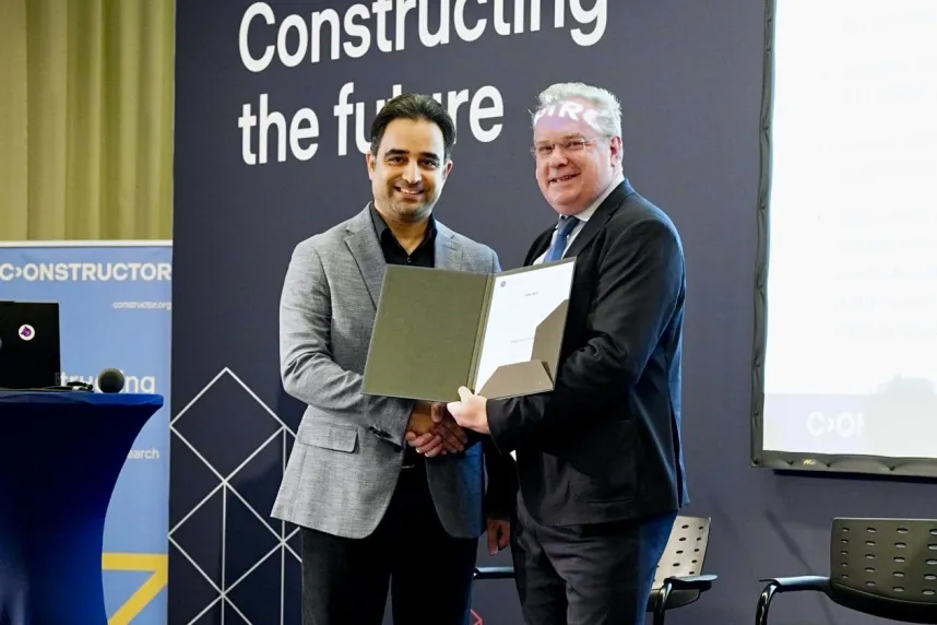 Ehsan Olyaei Torshizi receiving the 2025 DAAD Award from Constructor University Interim Provost Dr. Werner Nau.