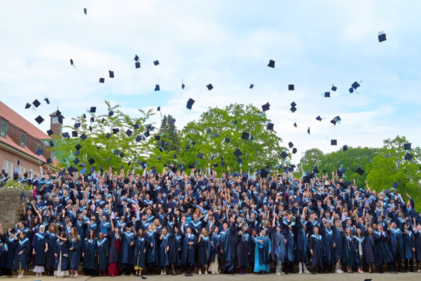 Die Class of 2026 feiert ihren Abschluss mit dem traditionellen Hütewurf.