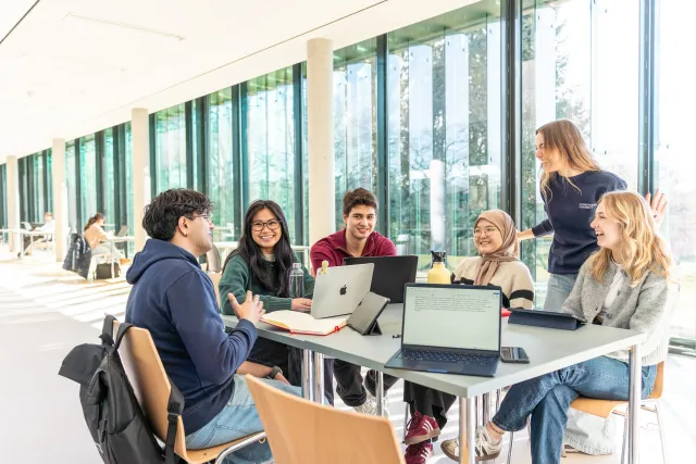 Students in the IRC foyer of Constructor University