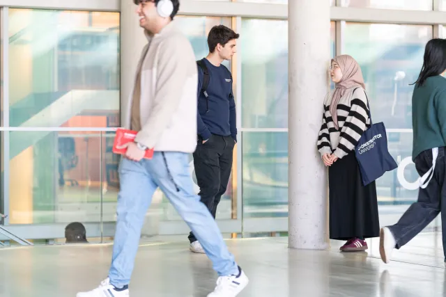 Chatting students in the IRC at Constructor University