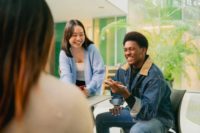 Two students in the IRC at Constructor University