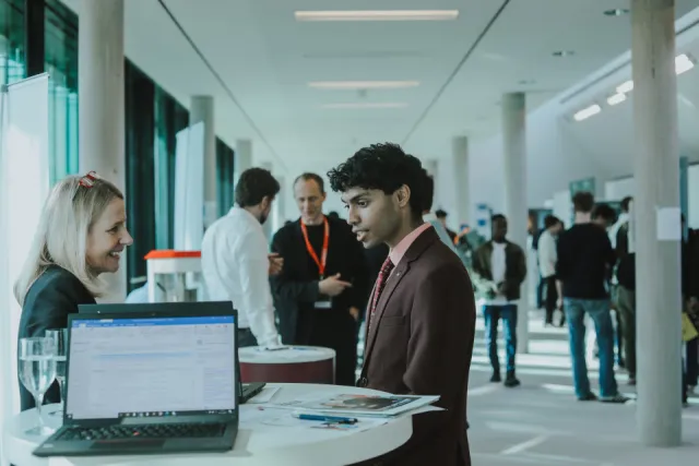 A picture of a Constructor University Student attending the career fair.